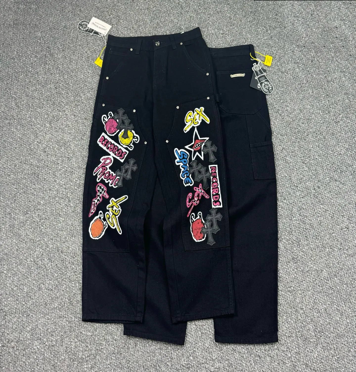 P260 Style number: H822 Chrome Heart & Chrome Heart black multi-element graffiti work jeans - ChromeHearts#design jeans, invincible texture, specially customized by master DIY, will never conflict with the style! Three-dimensional cutting version. Loose and comfortable, not flattering on the figure, making you look taller and slimmer. Same style for men and women. Can be matched with couples. Versatile recommendation. Fine workmanship. Very stylish. The upper body effect is super good. A must-have jeans for all seasons. It is a perfect combination with anything.  Color: black Size: 28-30-32-34-36